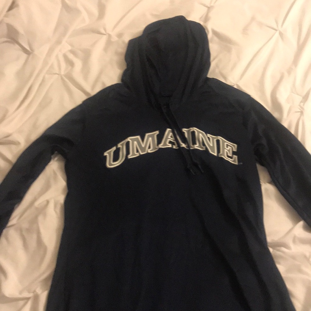 Umaine woman’s fit pullover